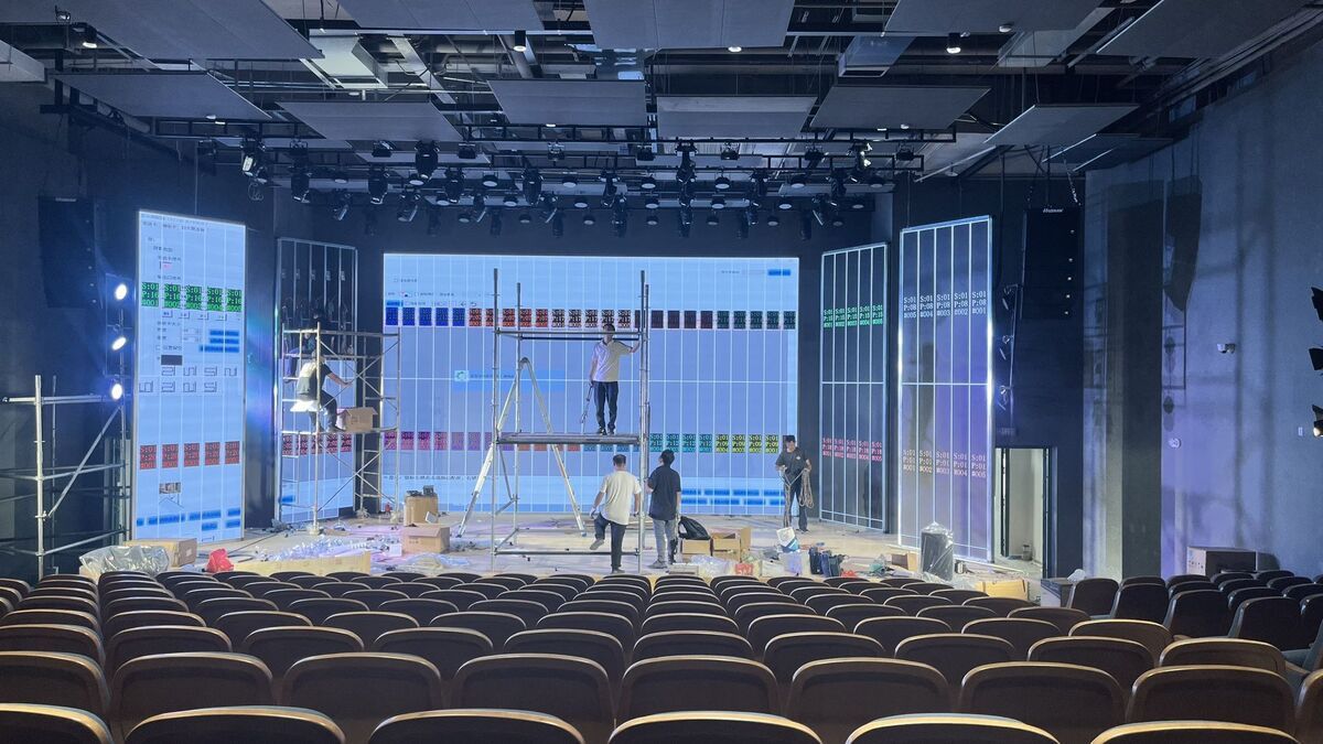 信阳学院大礼堂2.5室内LED显示屏 - 大屏整体效果 - 嘉欣电子实拍